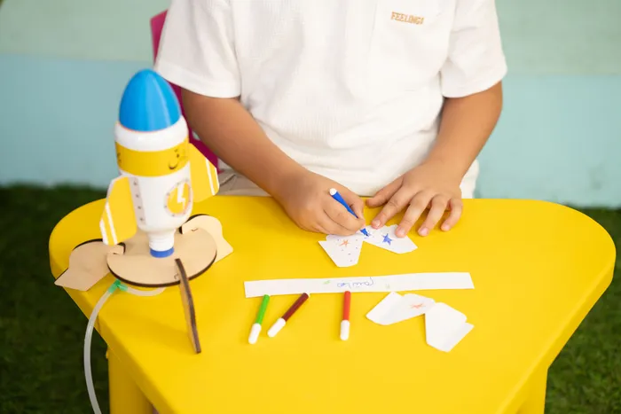 أب وأطفاله يبنون مشروع STEM من برق بوكسز معاً